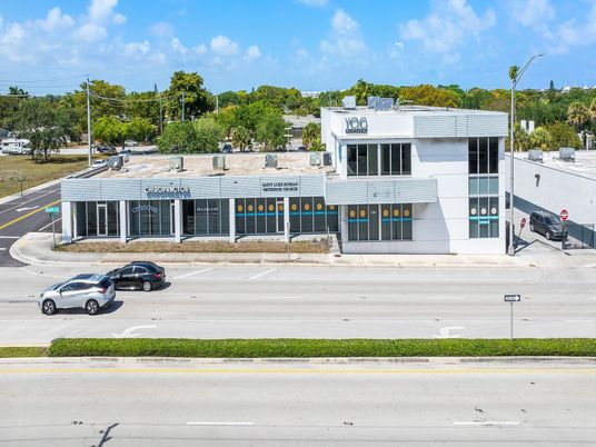 Exterior, Facade, Modern