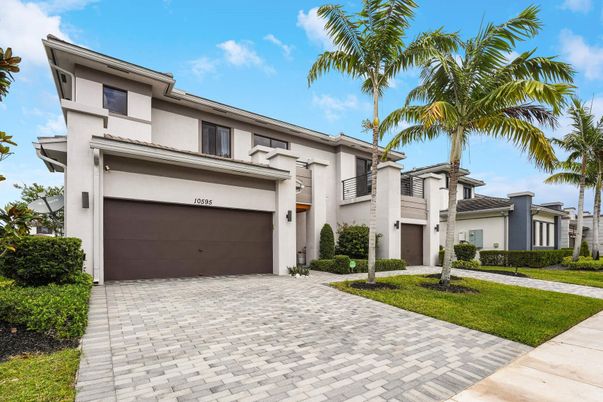 Attached, Exterior, Facade, Mediterranean