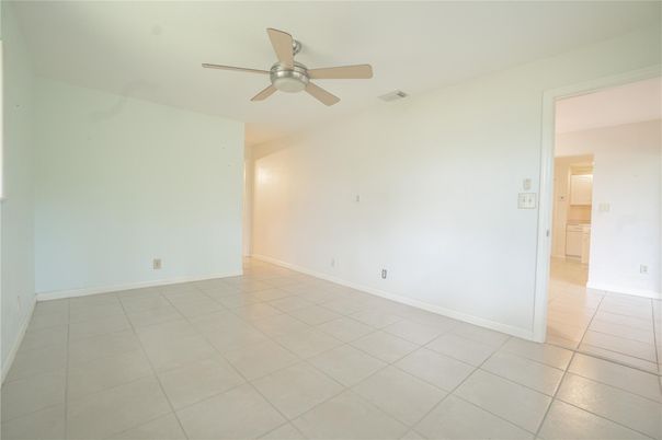 Empty room, Interior