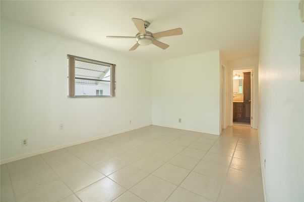 Empty room, Interior