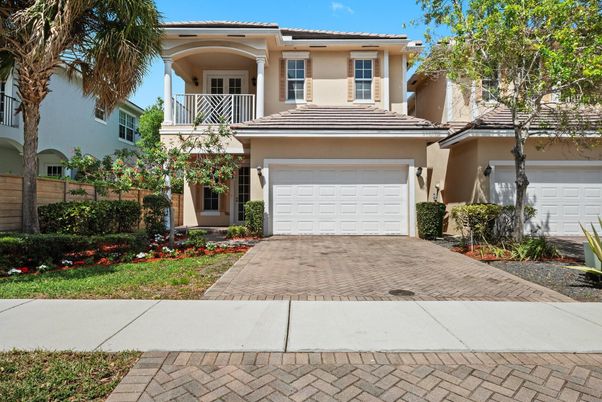 Attached, Exterior, Facade, Mediterranean
