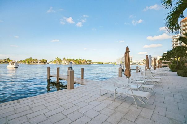 Exterior, Lake