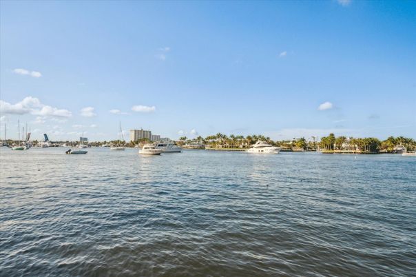 Exterior, Lake