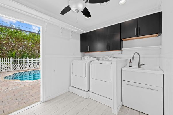 Interior, Recessed Lighting, Washer, Wood Texture Flooring