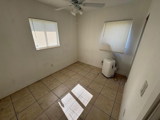 Empty room, Interior