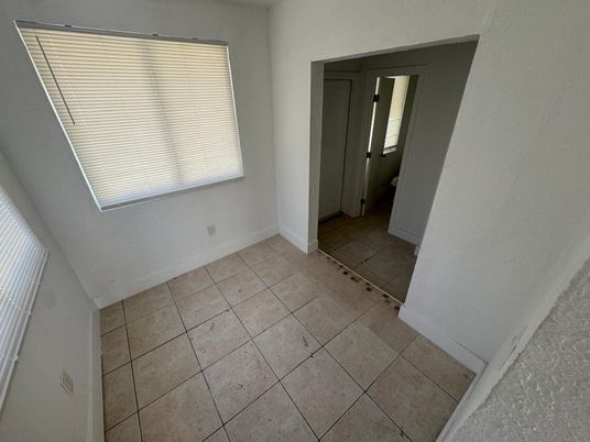 Empty room, Interior