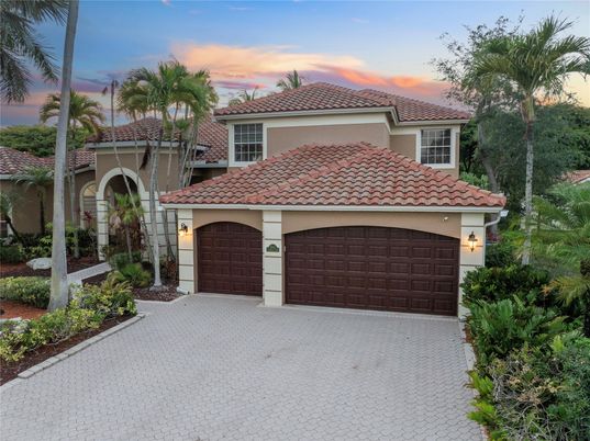 Attached, Exterior, Facade, Mediterranean