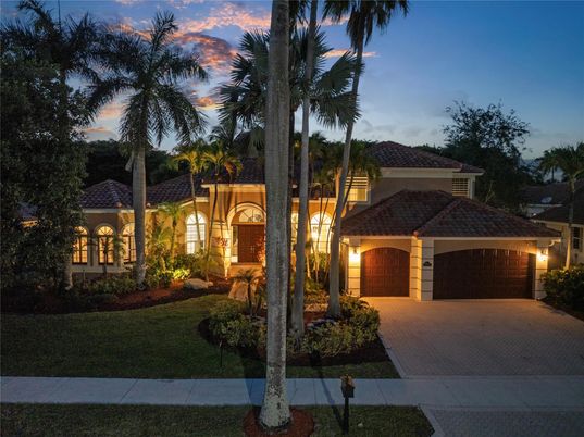 Attached, Exterior, Facade, Mediterranean