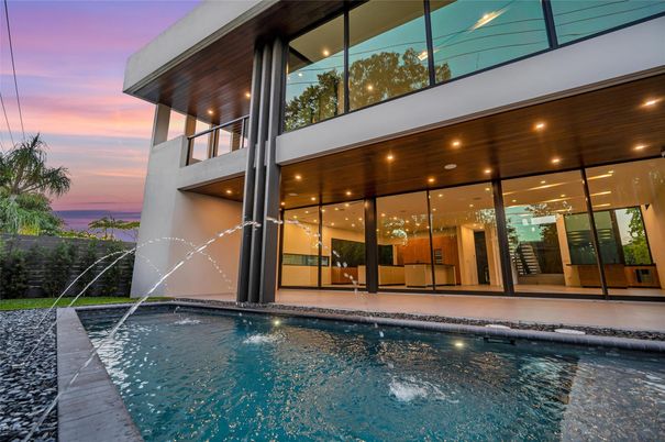 Exterior, Facade, Pool, Modern