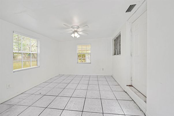 Empty room, Interior