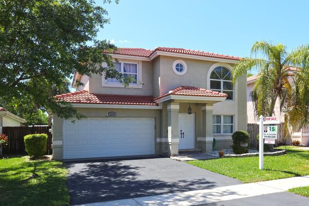 Attached, Exterior, Facade, Mediterranean