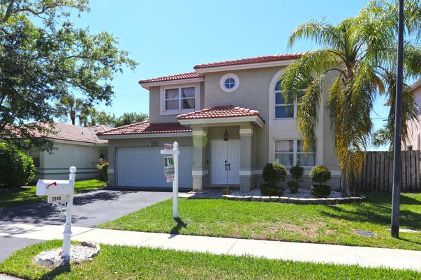 Attached, Exterior, Facade, Mediterranean