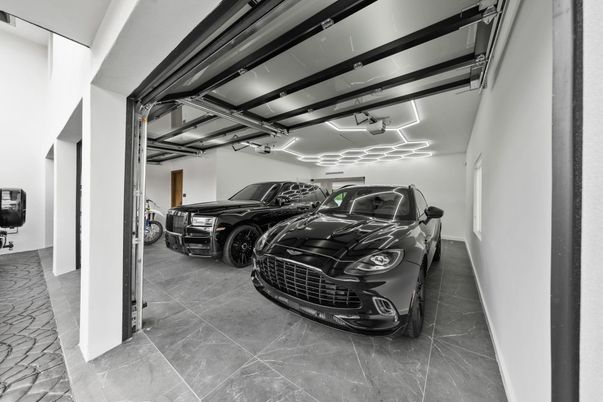Garage, Interior