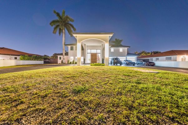 Backyard, Exterior, Facade, Modern
