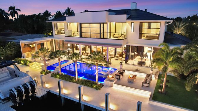 Exterior, Facade, Pool, Modern