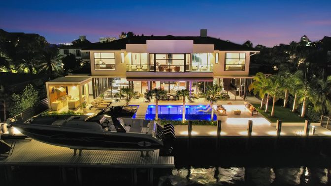 Exterior, Facade, Pool, Modern