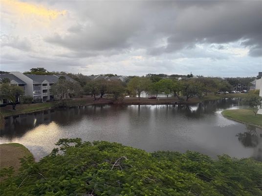 Exterior, Lake