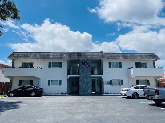 Exterior, Facade, Modern