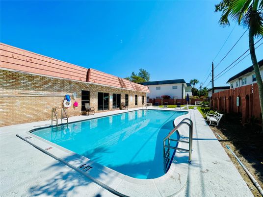 Exterior, Pool