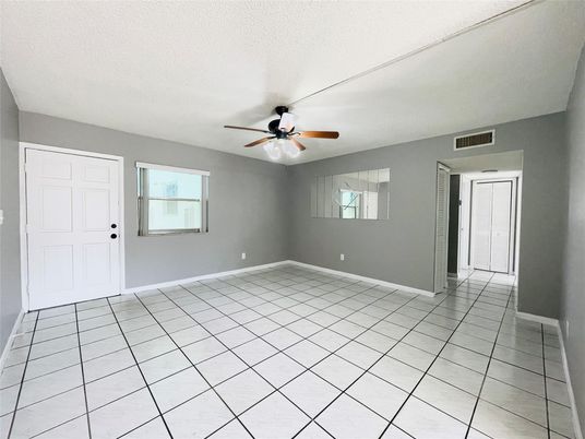 Empty room, Interior