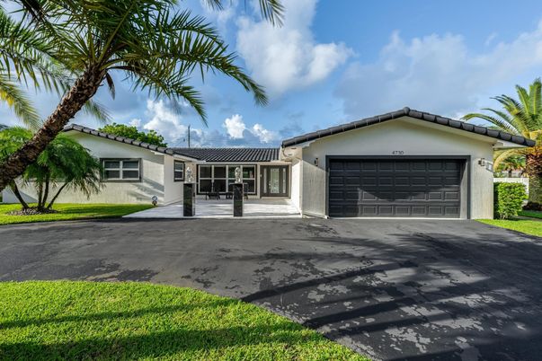 Attached, Exterior, Facade, Ranch