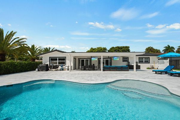 Exterior, Pool