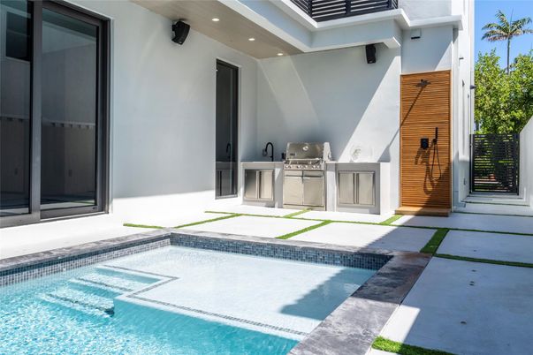 Exterior, Pool