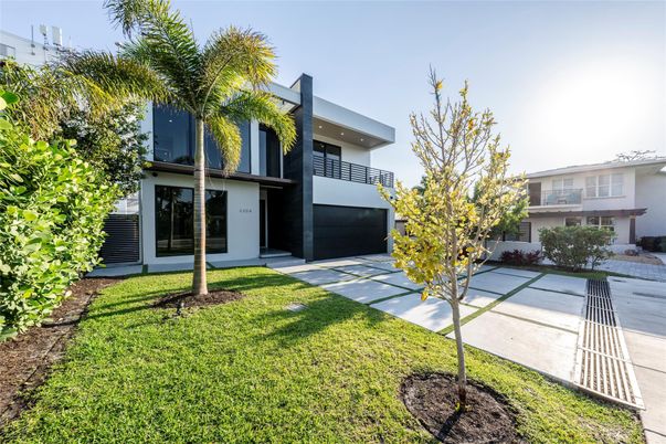 Backyard, Exterior, Facade, Modern