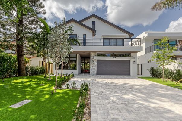 Attached, Backyard, Exterior, Facade, Modern