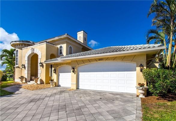 Attached, Exterior, Facade, Mediterranean