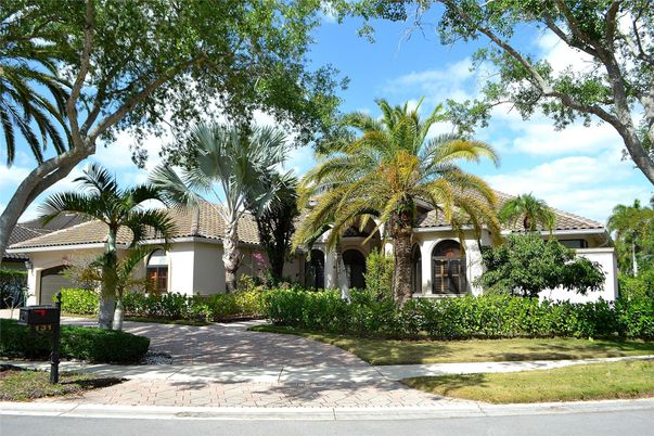Attached, Exterior, Facade, Mediterranean