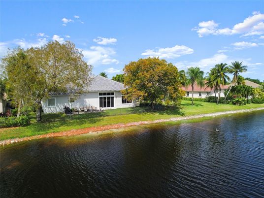 Exterior, Lake