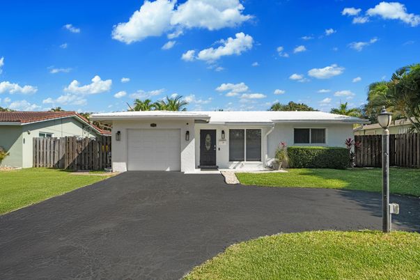 Attached, Exterior, Facade, Ranch
