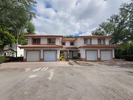 Attached, Exterior, Facade, Mediterranean