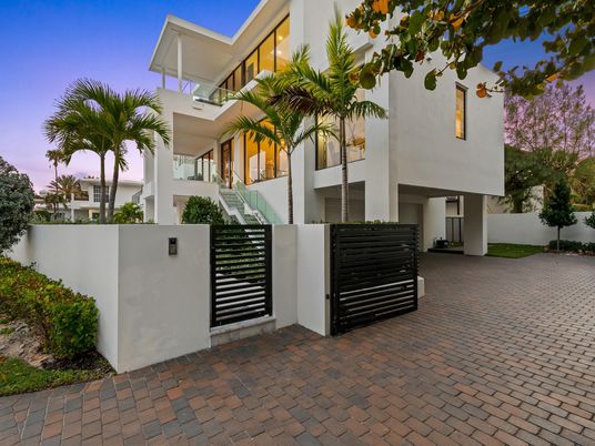Exterior, Facade, Modern