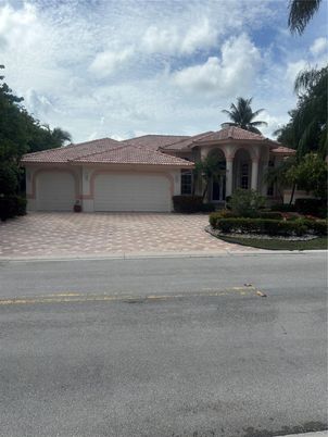 Attached, Exterior, Facade, Mediterranean