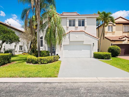 Attached, Exterior, Facade, Mediterranean