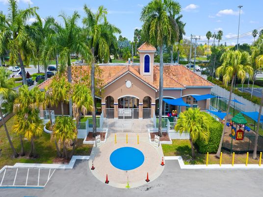 Exterior, Facade, Pool, Mediterranean
