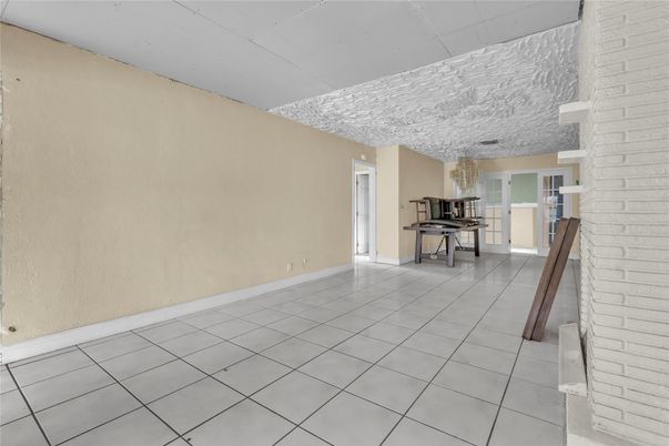 Empty room, Interior