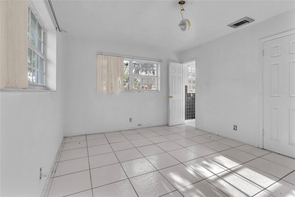 Empty room, Interior