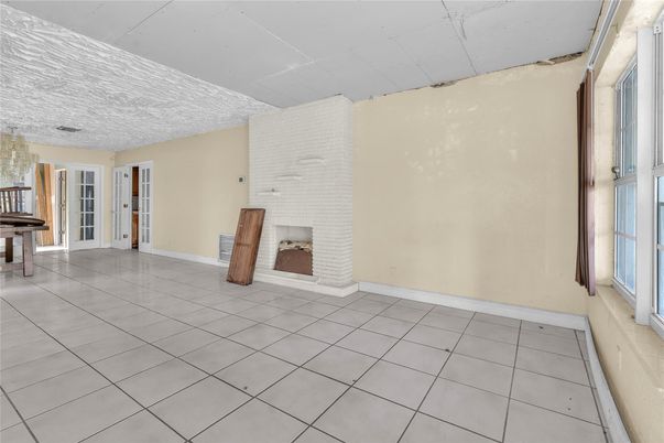 Empty room, Interior