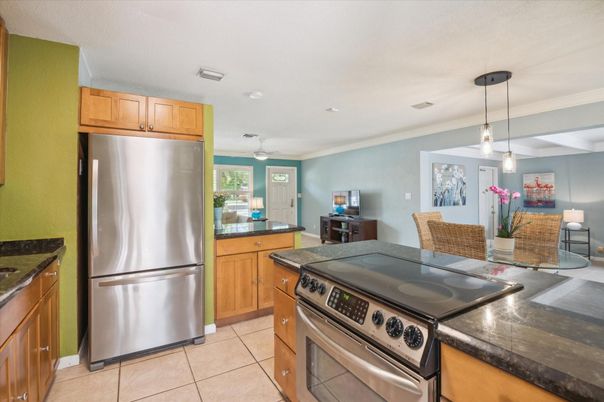 Dining room, Interior, Kitchen, Pendant Lights, Recessed Lighting, Stainless Steel Appliances
