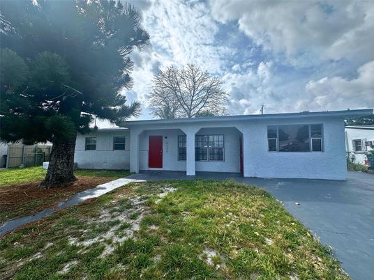 Backyard, Exterior, Facade, Ranch