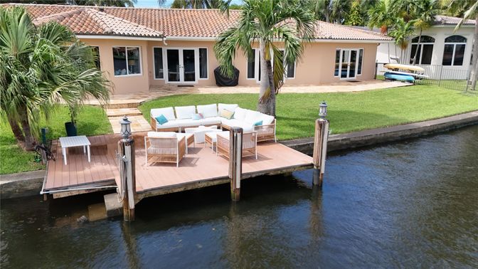 Exterior, Lake