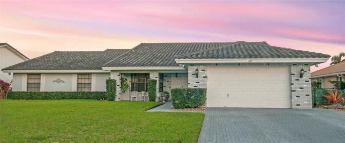 Attached, Exterior, Facade, Ranch