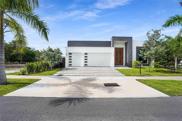 Attached, Backyard, Exterior, Facade, Modern