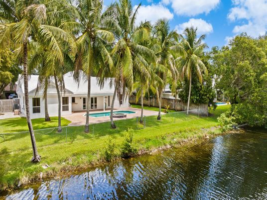 Exterior, Lake