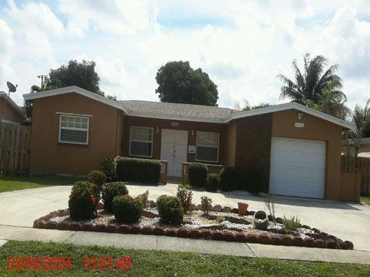 Attached, Exterior, Facade, Ranch