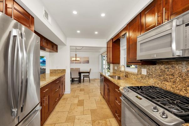 Chandelier, Dining room, Interior, Kitchen, Pendant Lights, Recessed Lighting, Stainless Steel Appliances