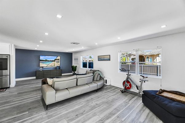 Fitness Equipment, Interior, Living room, Recessed Lighting, Wood Texture Flooring